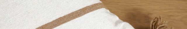 Coussin à pompons écru fines rayures camel - Rectangle