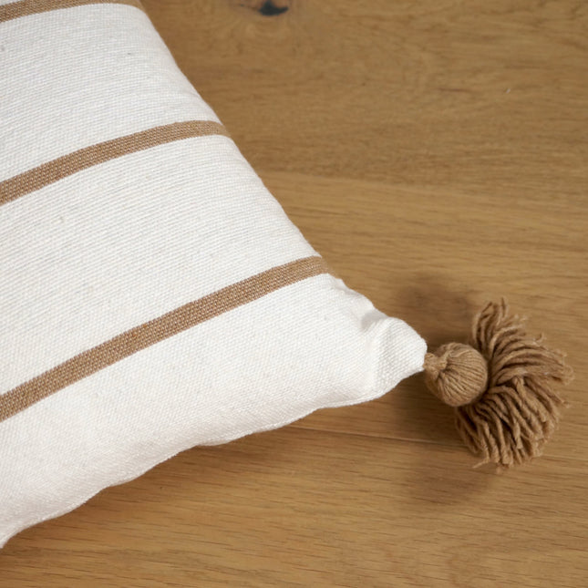 Coussin à pompons écru fines rayures camel