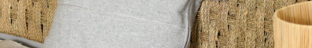 Coussin à pompons gris clair rayures argentées
