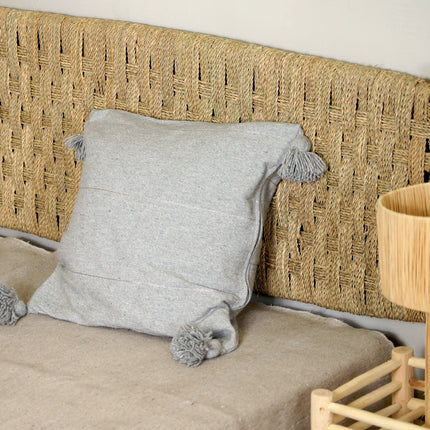Coussin à pompons gris clair rayures argentées