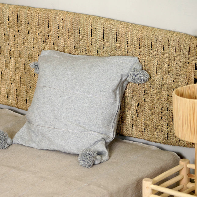 Coussin à pompons gris clair rayures argentées