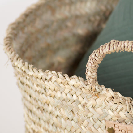 Zoom sur le tressage de la feuille de palmier pour le panier à linge