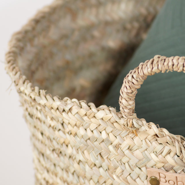 Zoom sur le tressage de la feuille de palmier pour le panier à linge