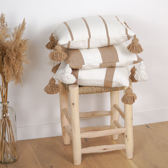 Coussin à pompons écru fines rayures camel