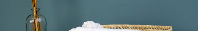 Plaid à pompons marocain blanc rayures dorées