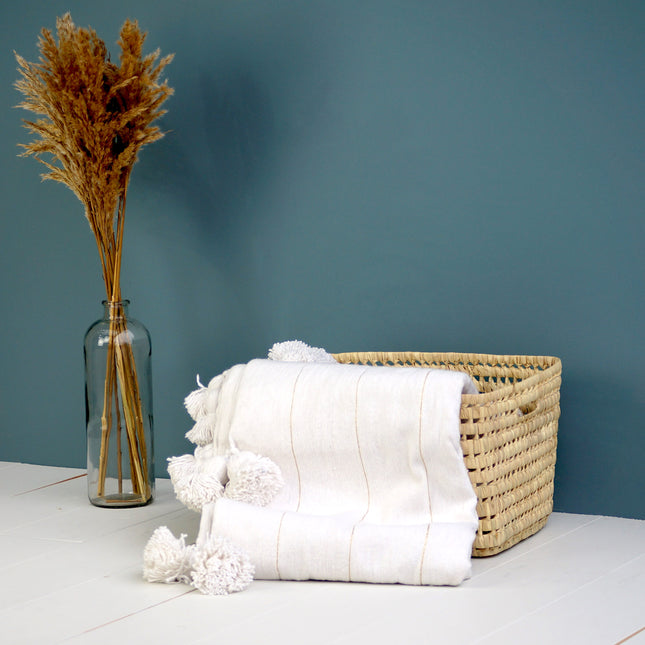 Plaid à pompons marocain blanc rayures dorées