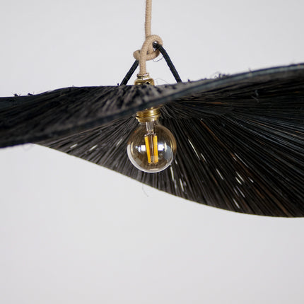 Suspension en raphia noir - Plate
