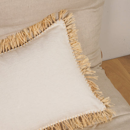 Housse de coussin en coton et franges en raphia