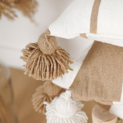 Coussin à pompons écru larges rayures camel