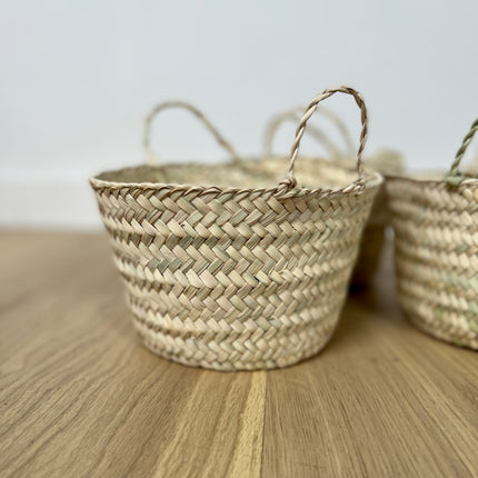 Petit panier en feuilles de palmier tréssées avec anses