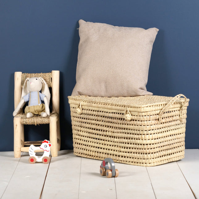Malle à jouets en osier tressé sol blanc